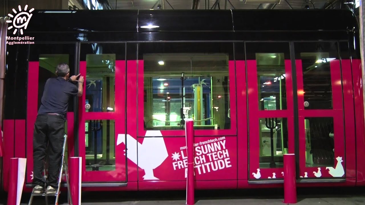 Habillage de la rame de tram aux couleurs de la French Tech