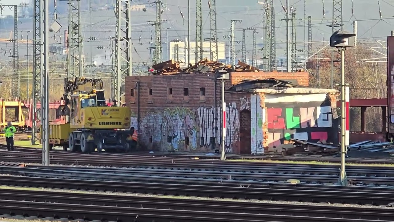 Viel los Rangierbahnhof Heilbronn 29.11. Zweiwege-Bagger Liebherr 922, Euro Dual 9000 #frankenbahn
