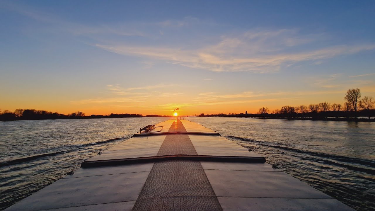Wat is een BINNENVAARTSCHIP en hoe ziet het er VAN BINNEN uit?