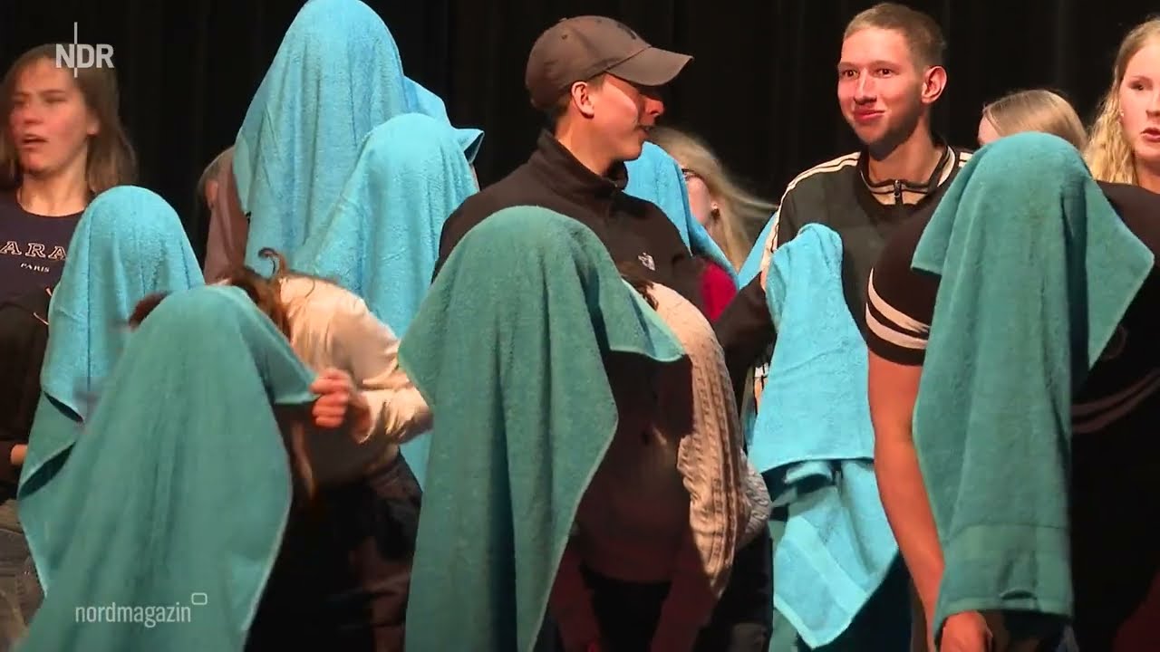 1000 Zukünfte - Theaterprojekt mit 50 Jugendlichen in Anklam | Bericht NDR  Nordmagazin