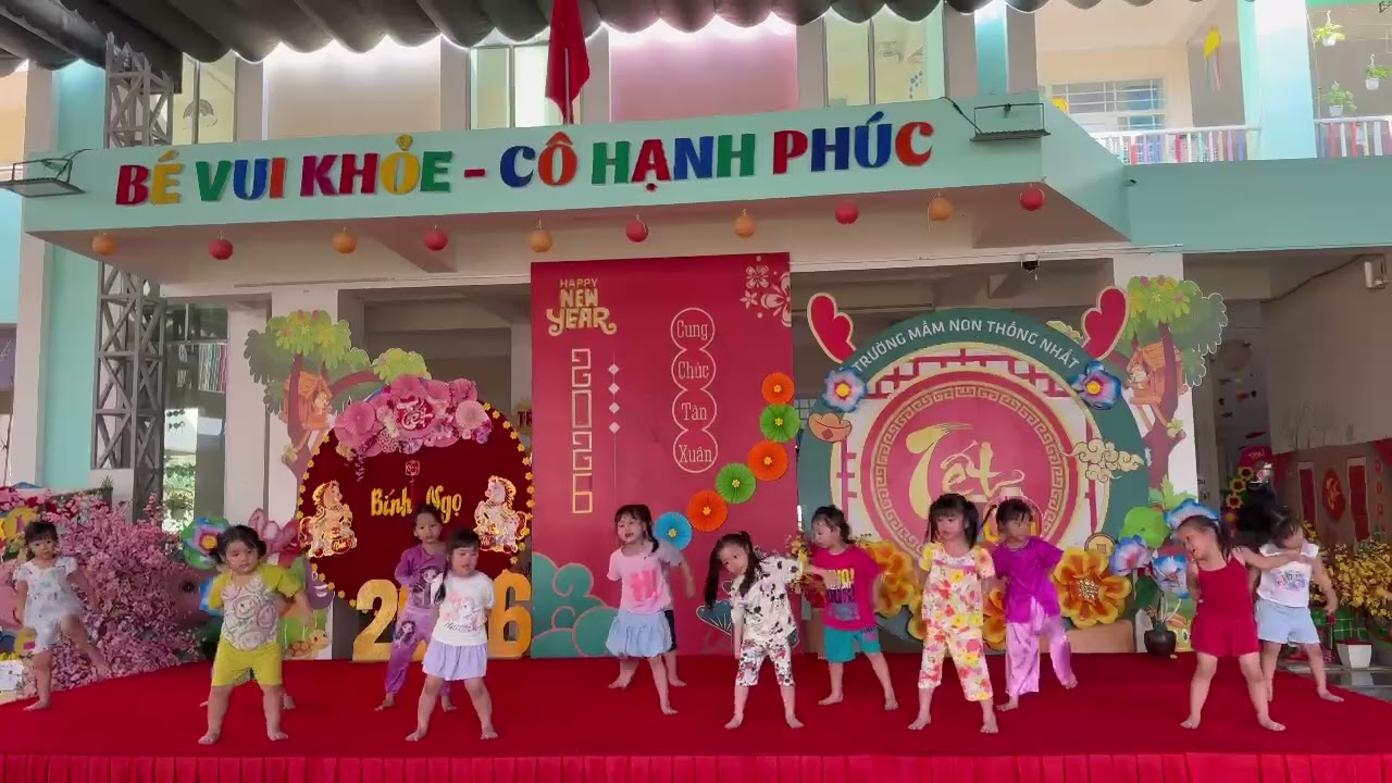 Nhi múa tết