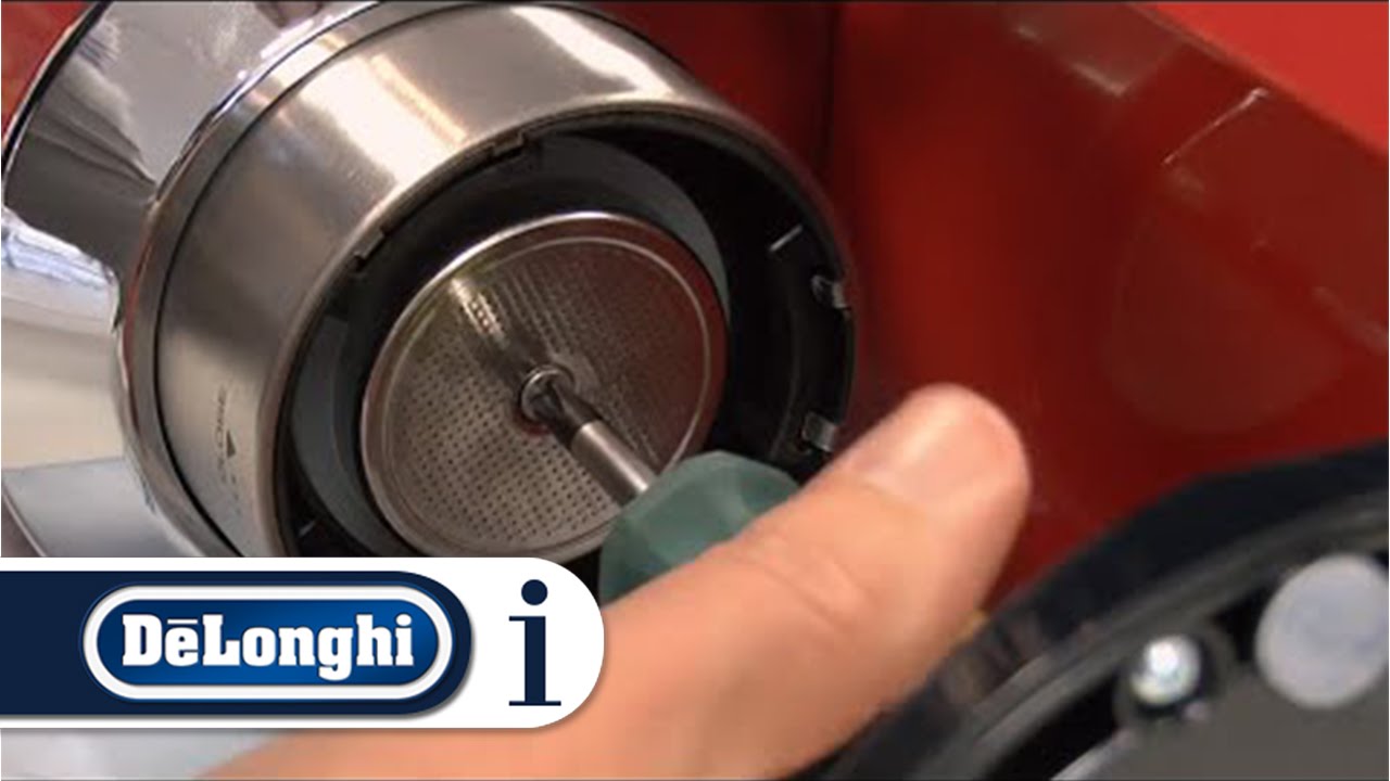 How to clean the coffee outlet of your De'Longhi pump espresso coffee maker