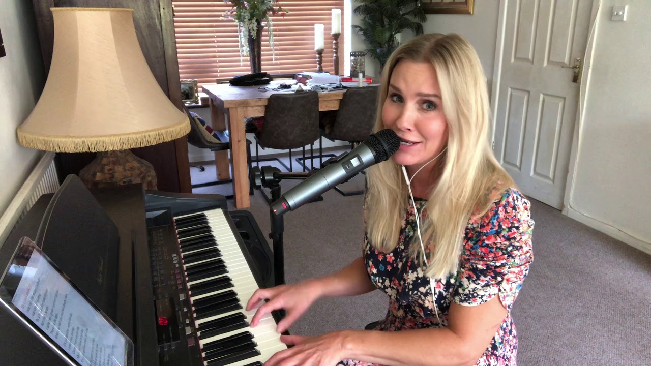 MANIC MONDAY PIANO/VOCAL COVER by Emma Gilmour