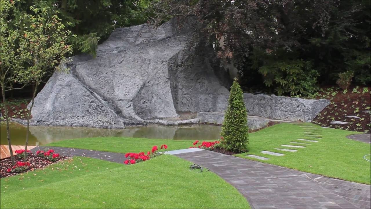 Ein Berg aus Kunstfelsen mit Bachlauf