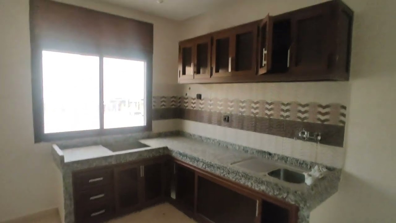 شقة دروجها بحدو 💕 حي السلام الجديدة 👆مع المرآب موقع ستراتيجي 🌹 الثمن هوثة 😮 في اول تعليق 👏