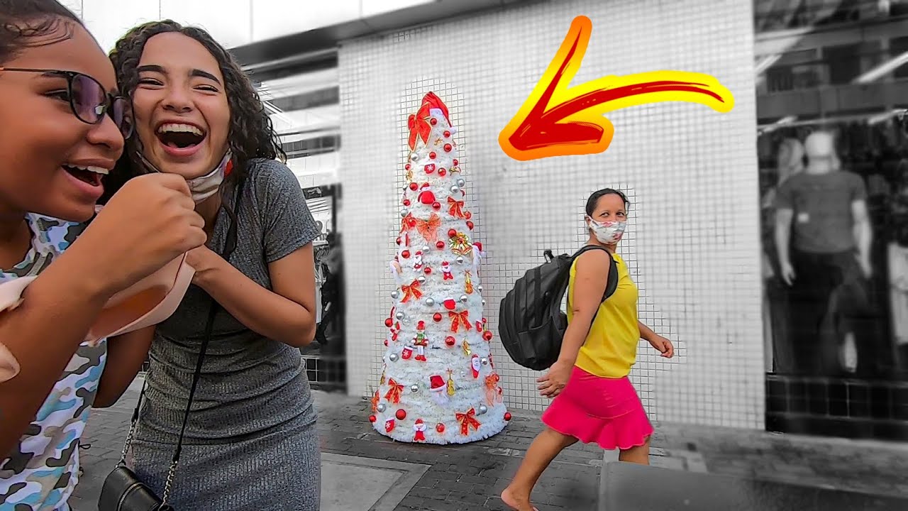 PEGADINHA - ÁRVORE DE NATAL - ASSUSTANDO PESSOAS - Christmas tree Prank