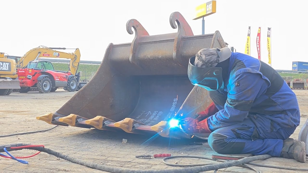 Oprava roztržené lopaty bagru finále. Repair of a damaged excavator bucket final.