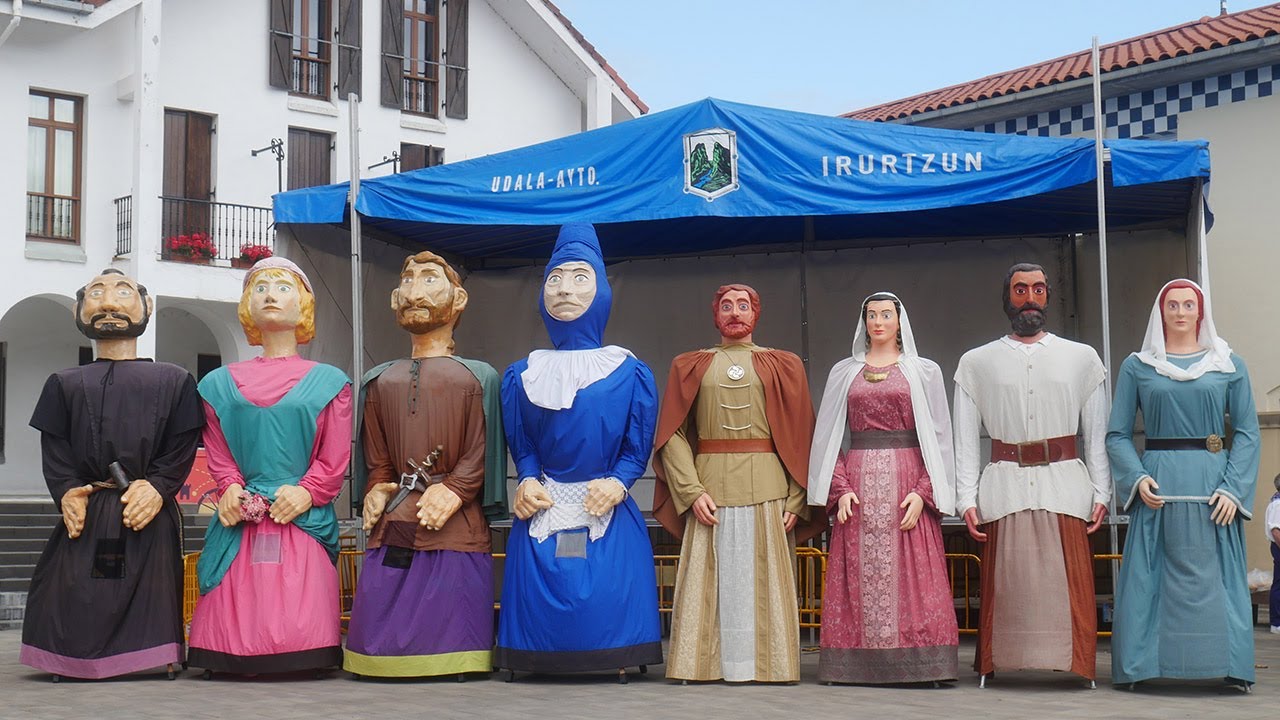 IRURTZUNgo Erraldoiak - Gigantes de IRURTZUN con la Comparsa de SANDUZELAI