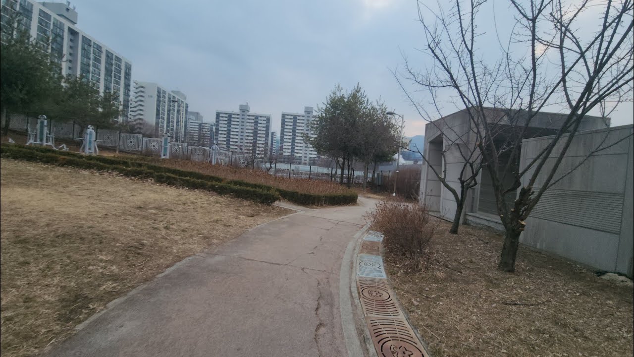 벼락거지 면하려 주식 뛰어든 개미… 중동 전쟁에 패닉이다. 주식투자든 뭐든 빚 내서 하면 언제든 궁지로 내몰린다. 자기 돈으로 해야 버틴다.#벼락거지#개미#실패 
