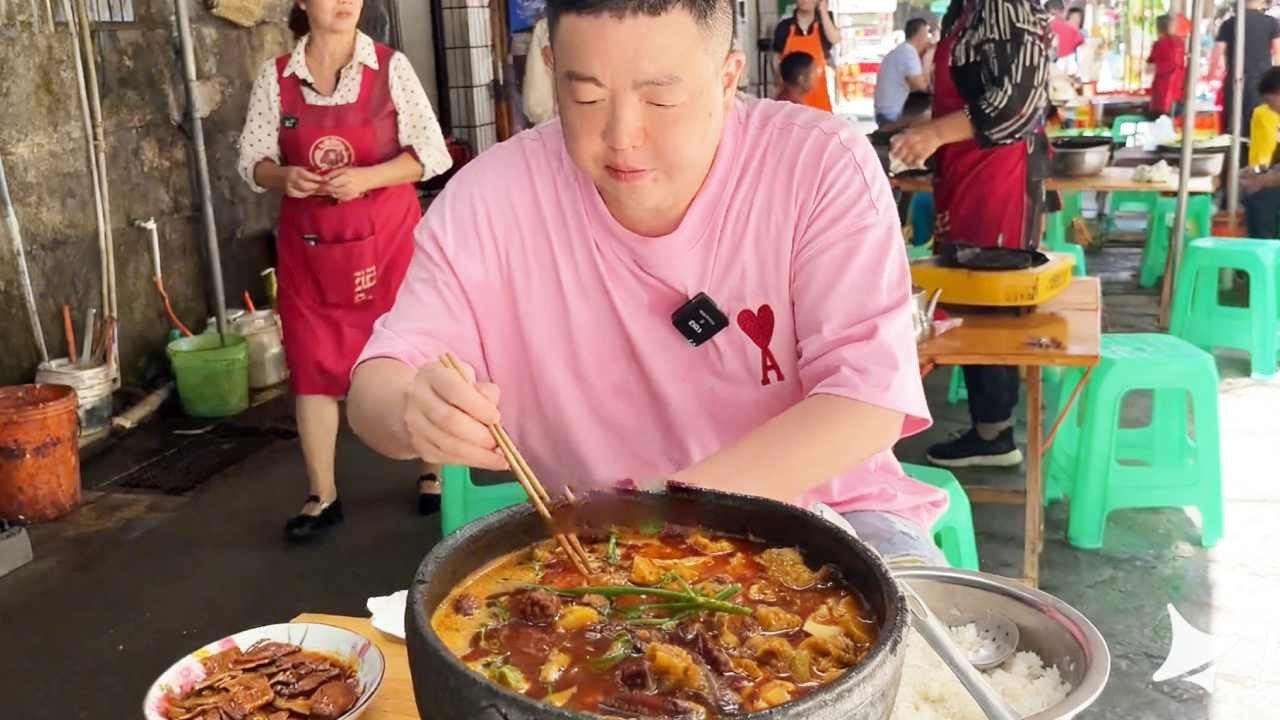 开了二十几年的贵州酸汤火锅，涮牛肉大口吃！配个香糯灰粽【五小区彭于晏】