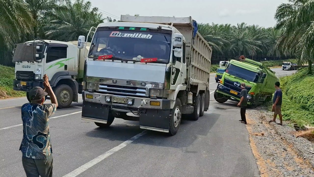 Semua Truck Di Hentikan Untuk Menarik Truck Tangki Gagal Menanjak Di Bukit kodok