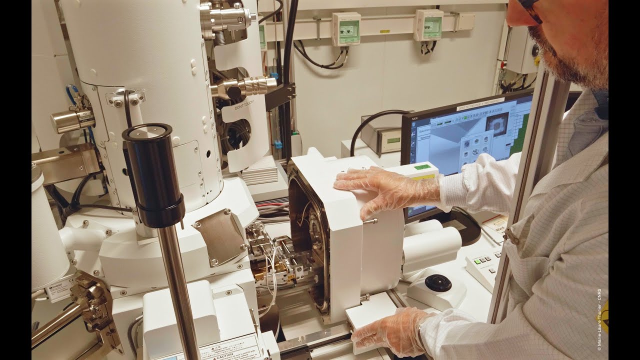 Focus sur une technique : la nanoindentation in situ dans le MEB