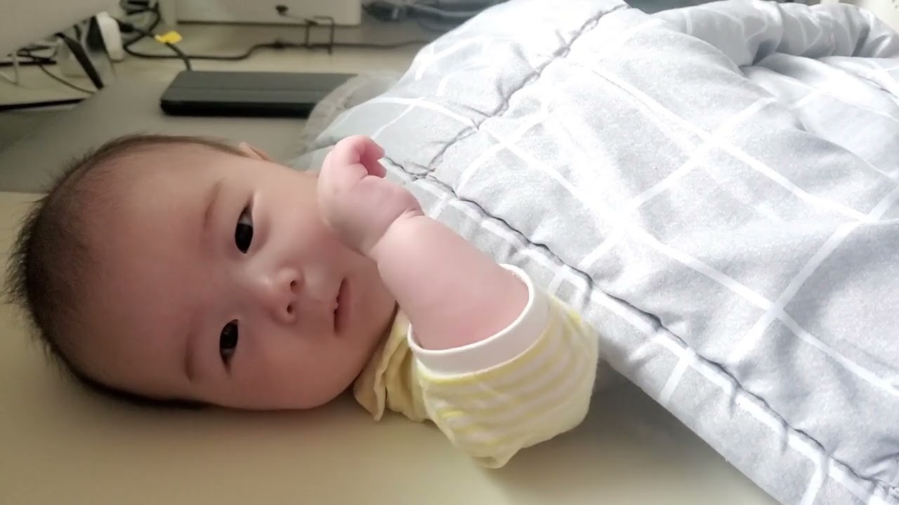 4개월 아기의 폭풍옹알이 굿모닝인사#아기는 이때가 제일이쁜듯 #221204 #육아일상 #현실육아 #행복해지는 #옹알이 #아기상호작용