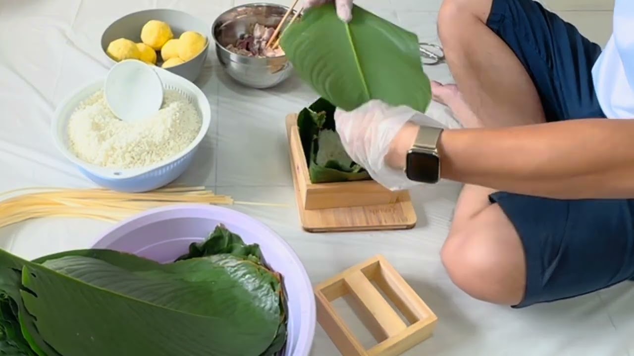 Cách gói bánh chưng bằng khuôn đôi.