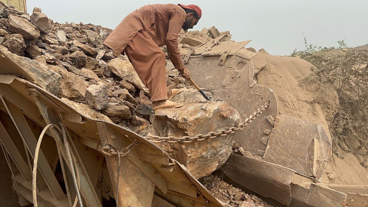 Extreme Rock Crushing Machine WorkingPowerful Stone Crusher Machine at QuarryBig Rock Crushing Machi