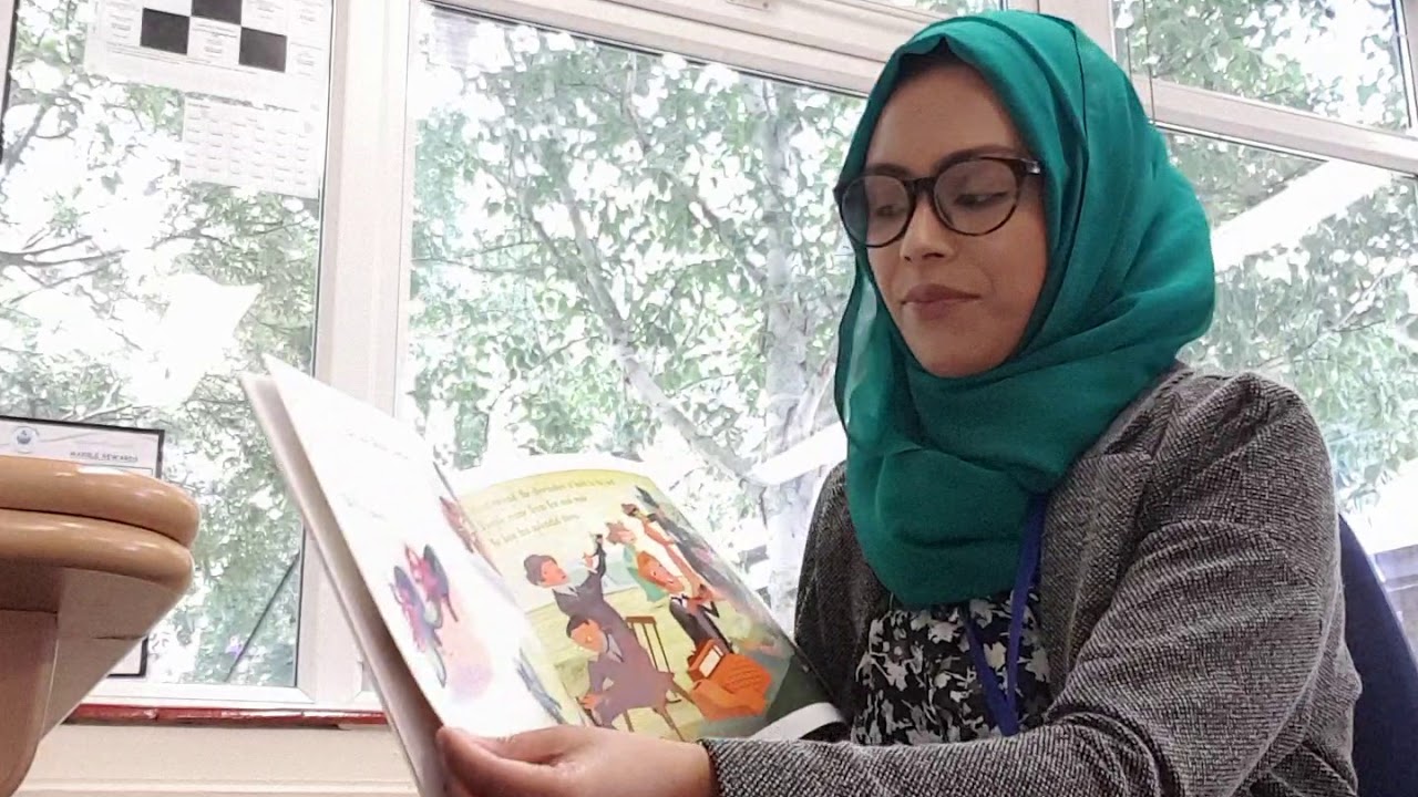 Yr 1, Ms Khatun reads 'The Elves and the Shoemaker!'