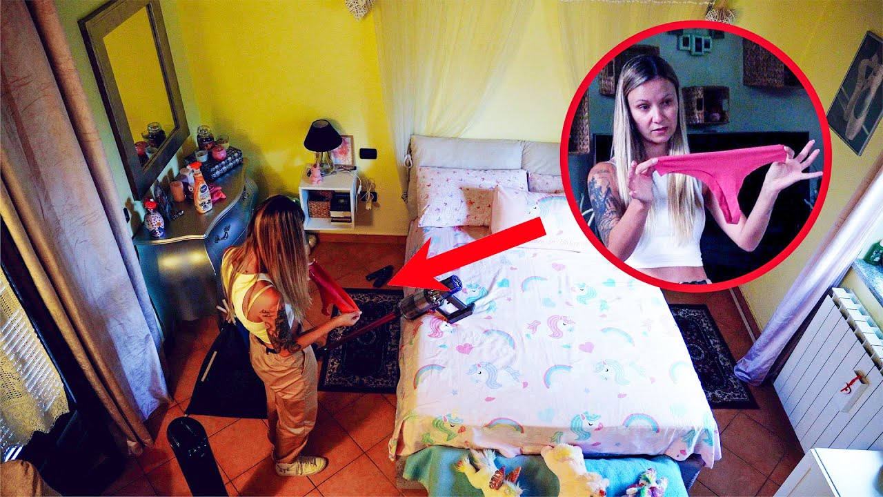 DI CHI SONO QUESTE MUTANDE? **PRANK A DEBBY**
