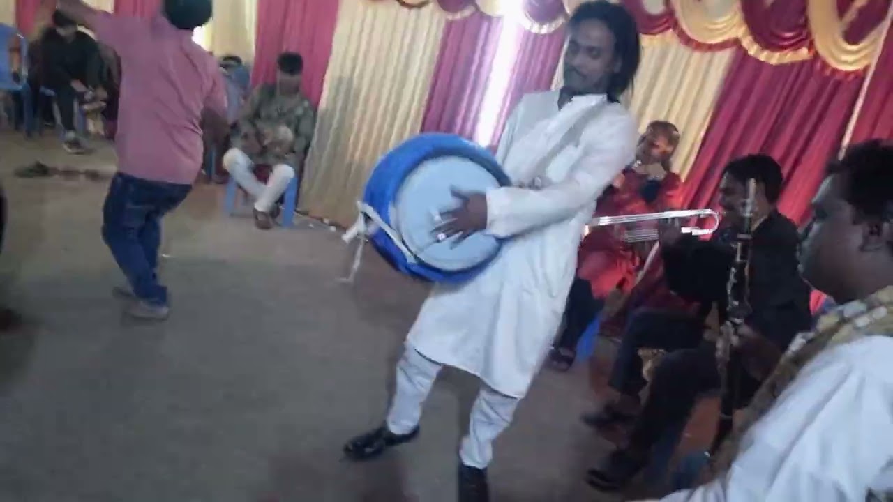 রাজেশ ঢাকির ঢোল বাজনা। 