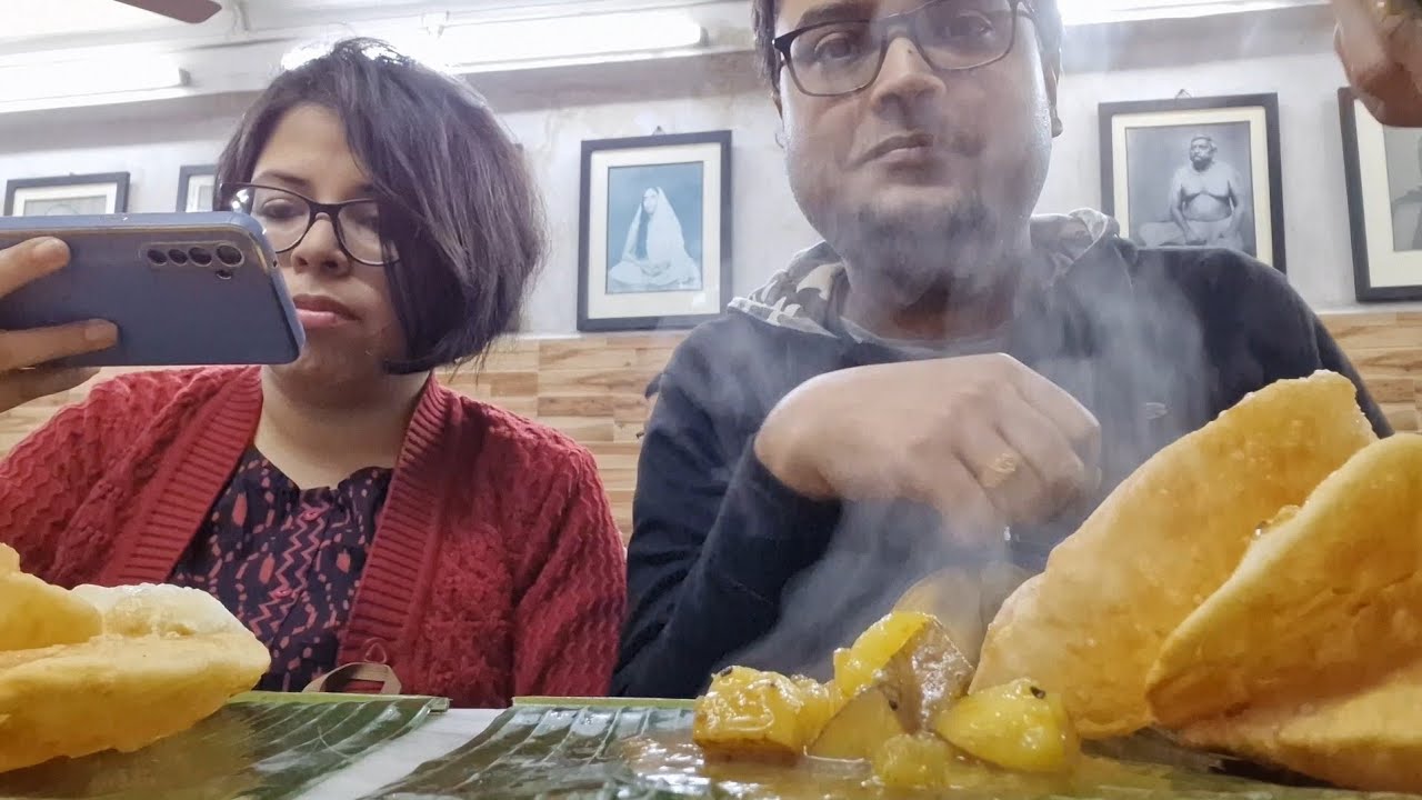 ধোঁয়া ওঠা লুচি at Adi Haridas Modak Shyambazar || আর সেখান থেকে হেঁটে Khaibar Pass 2024 Bagbazar ||