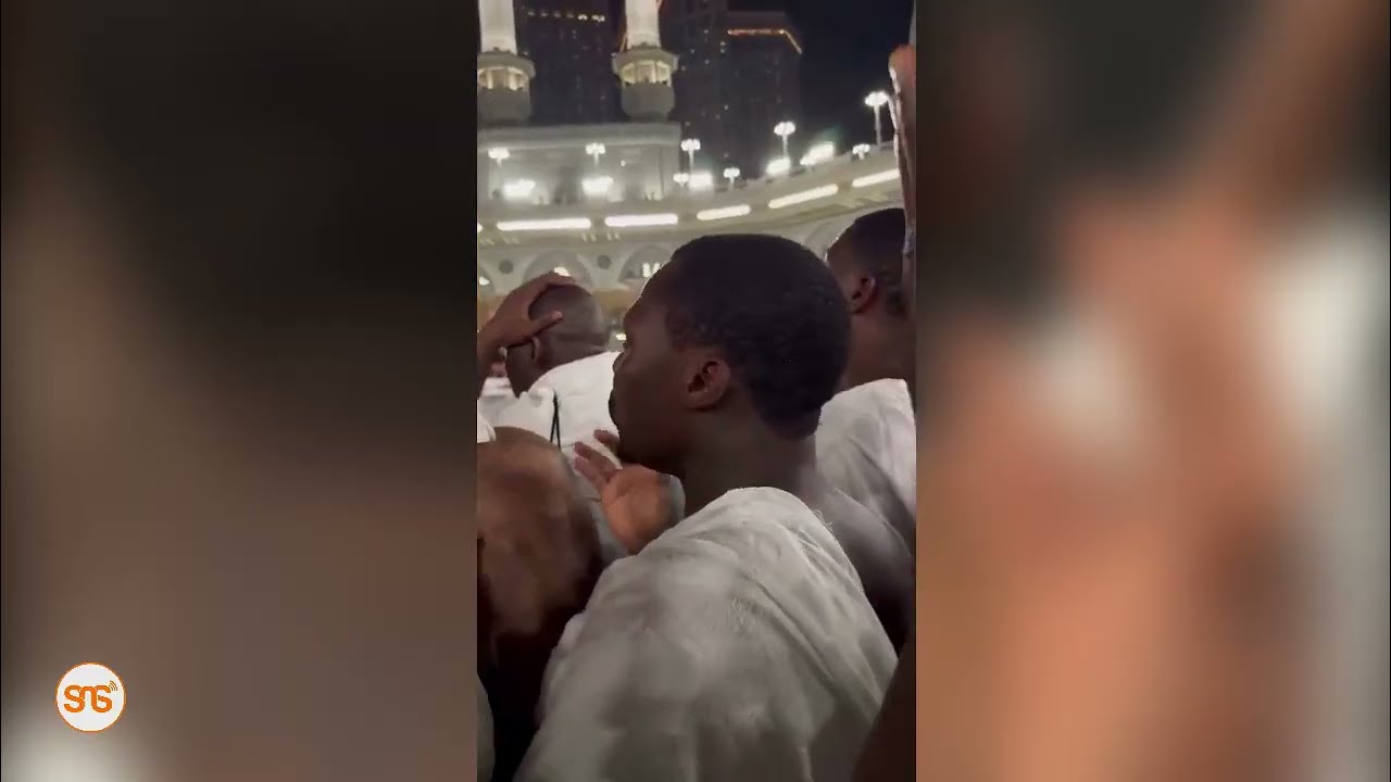 Mtazame Asake alivyopambana kugusa Jiwe Jeusi (Hajar al-Aswad) huko Makka