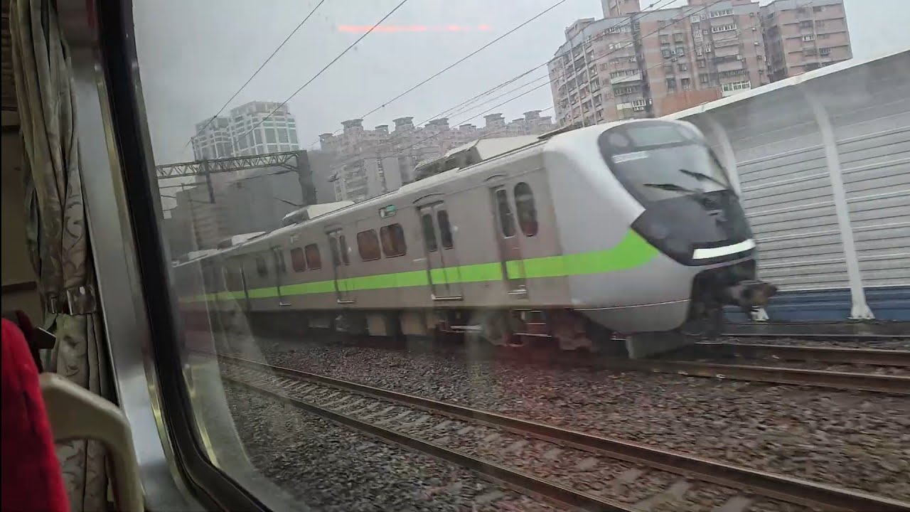 1202次新竹發車開往基隆的銀綠色微笑號EMU900型十輛一編組EMU914區間車，和120次潮州發車經由海線開往七堵的EMU3000型十二輛編組EMU3044皮蛋豆腐騰雲號藍色帶新城際自強號列車