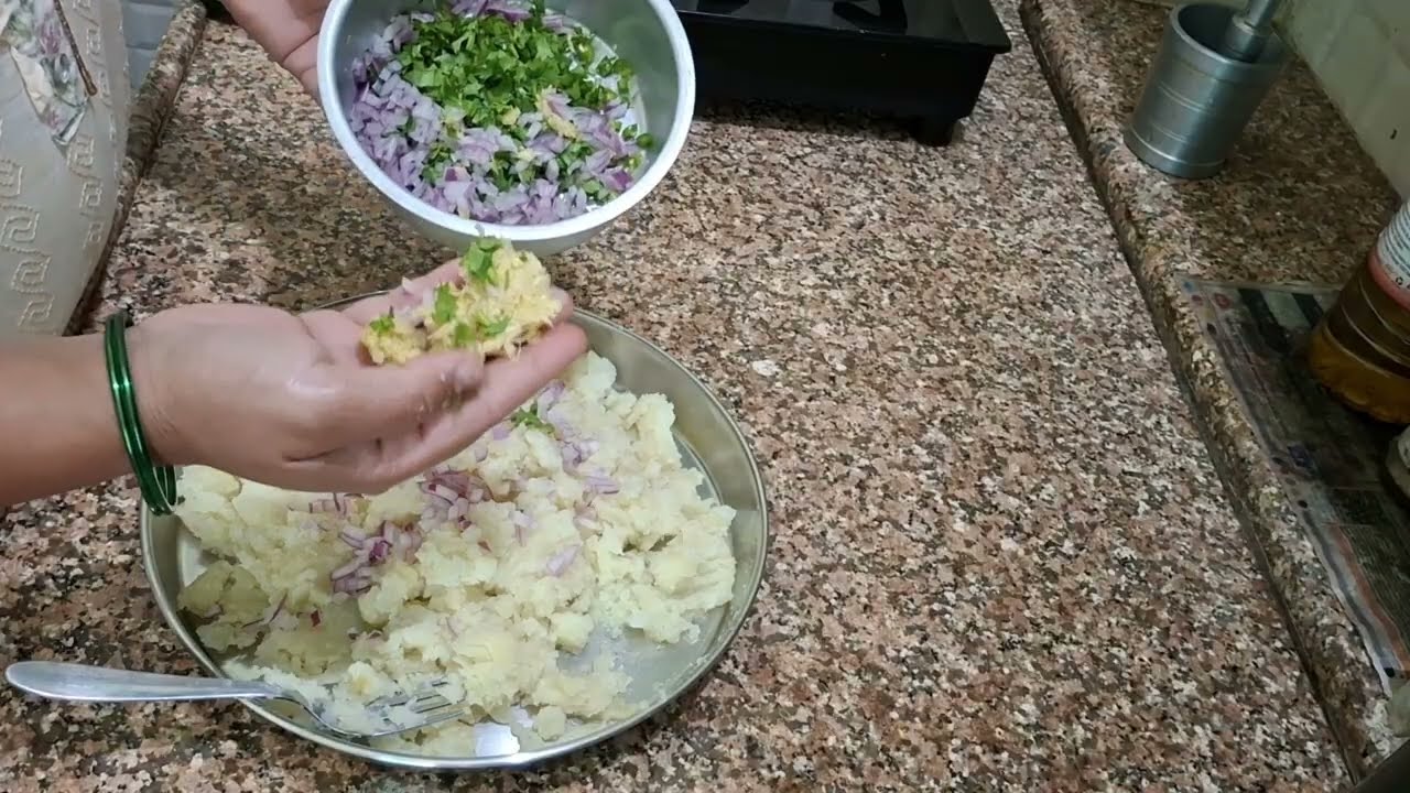 बहुत आसानी से बना है आलू का पराठा 👌❤️