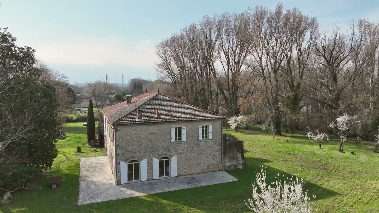 A VENDRE ANCIENNE MAISON BOURGEOISE ET CAVE VITICOLE A RENOVER ROBION LUBERON PROVENCE