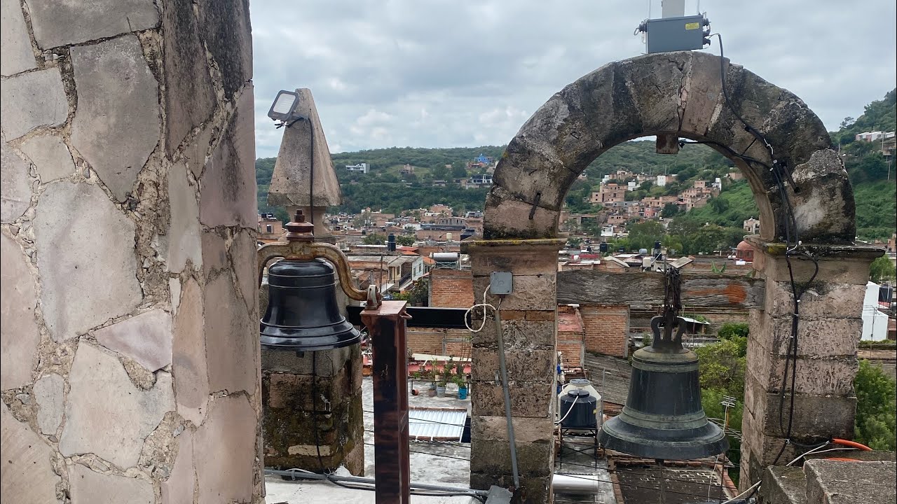 Repique de campanas en el templo de San Antonio de Padua en Yahualica Jalisco 