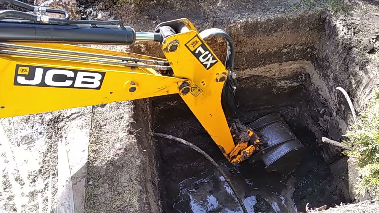 Работа миниэкскаватора JCB 1CX/Грязные дела