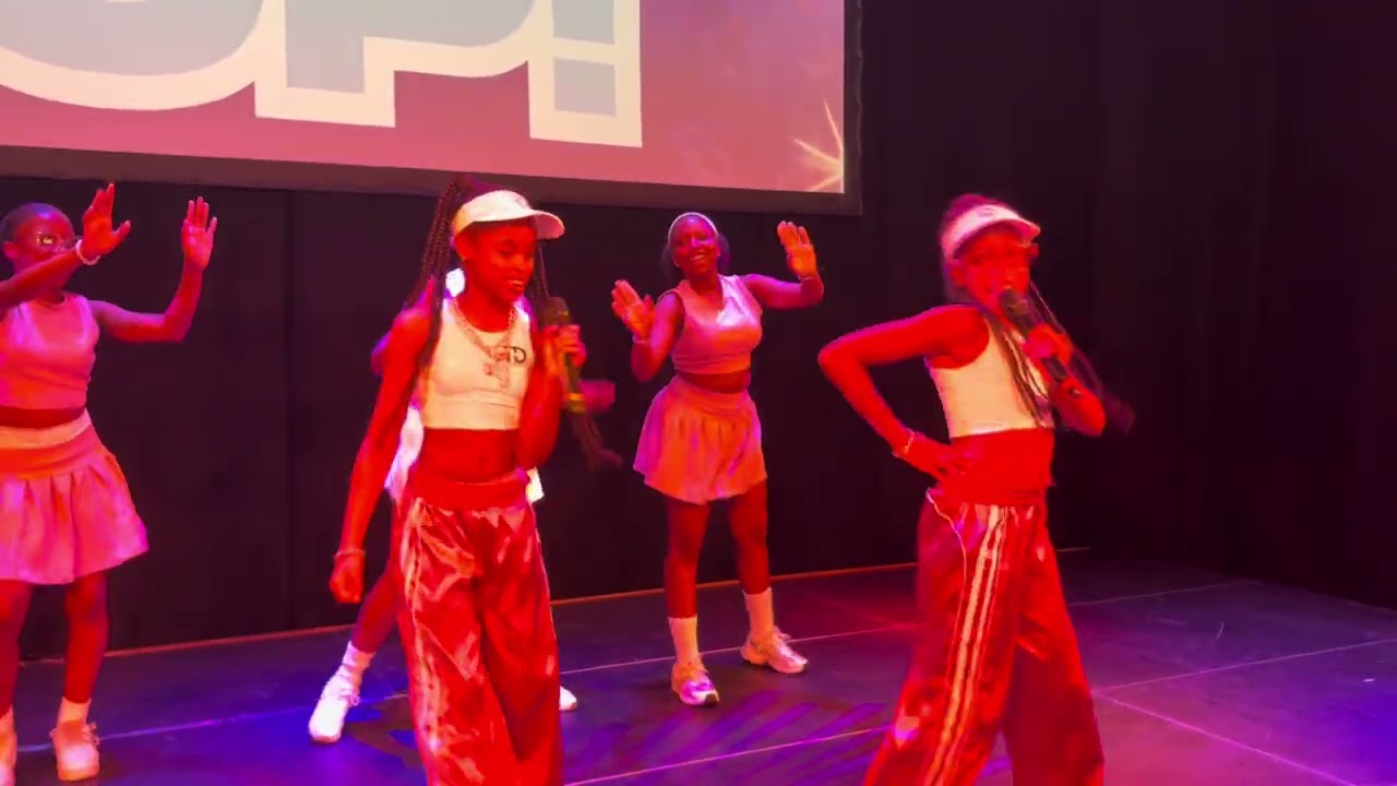 Twindolls - Wij gaan feesten! Performance Rise Up Rotterdam