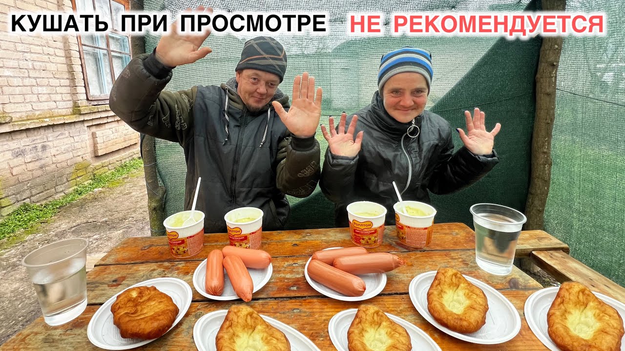 Пюре сардельки пирожки кто быстрее съест. Накормили от души. Поедание еды на камеру 