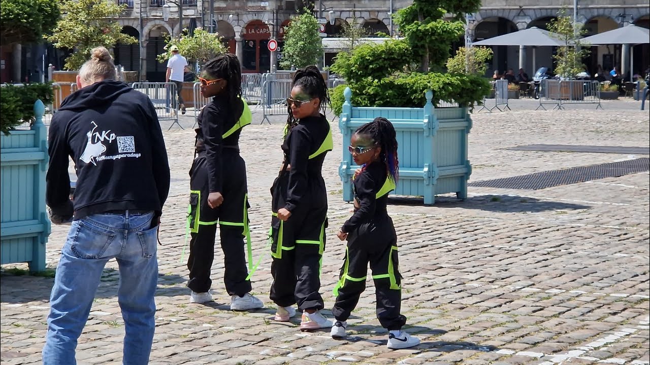 MOMMY DON'T KNOW DADDY'S GETTING HOT & WALKING TROPHY - AFRO KIDS NKP DANSE NIKEENYAPARADAYS