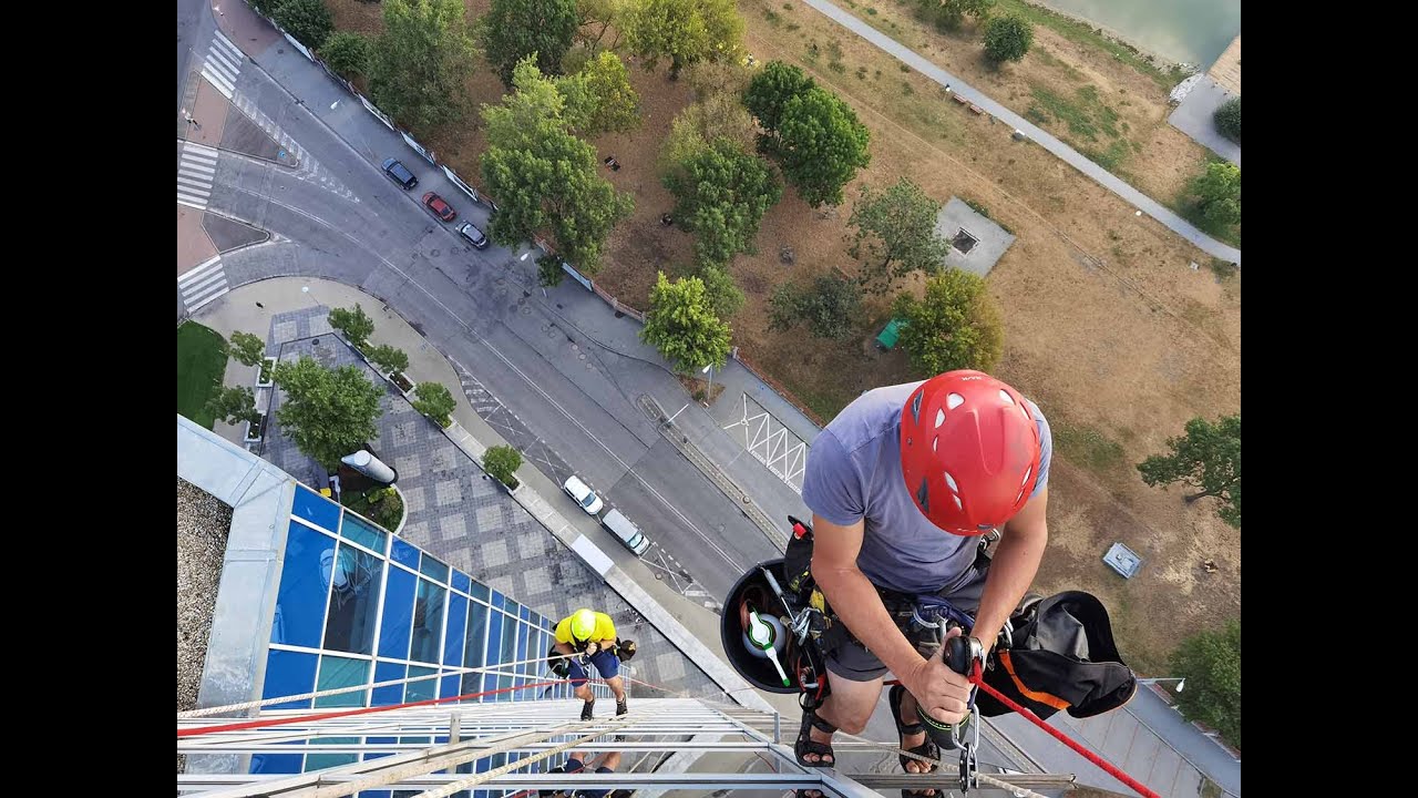 Lepenie protislnečných fólií - lanový prístup