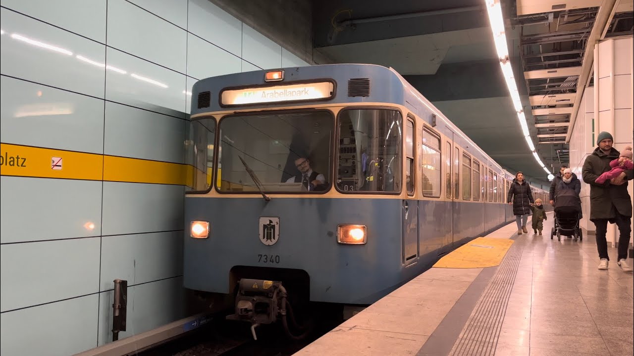 U-Bahn München: A- und B-Wagen auf der U4 zwischen Max-Weber-Platz und Arabellapark