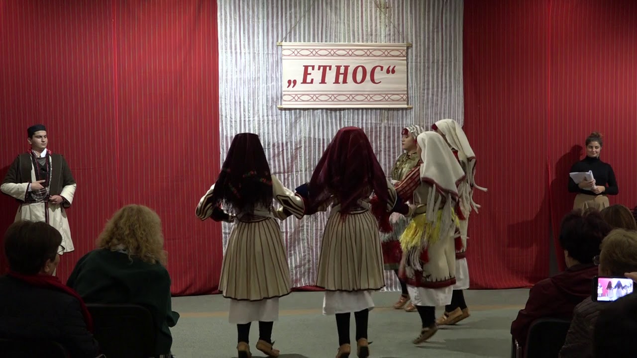 Ревија на народни носии на фолклорен ансамбл Етнос