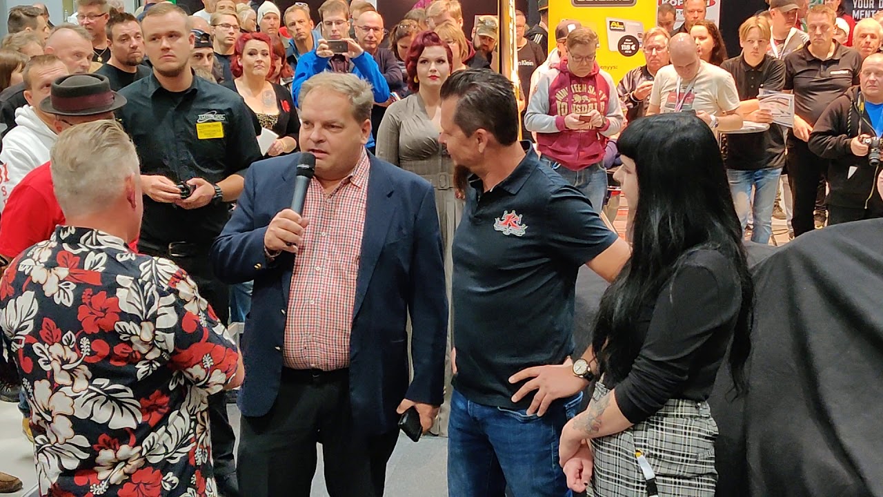 Dave Kindigin ja Autot ja Viihde - tapahtuman järjestäjätiimin rakentaman Ford Torinon julkistus