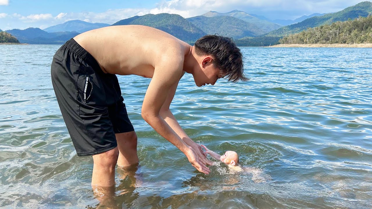 Dad is amazed that Monkey Baby Molly can swim without anyone teaching her