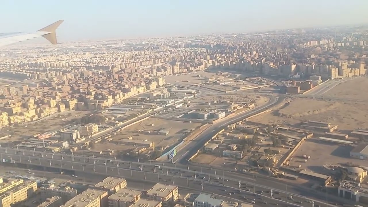 مدينة القاهرة من السماء وهبوط سلس لطائرة شركة النيل للطيران في مطار القاهرة الدولي قادمة من مطارجدة