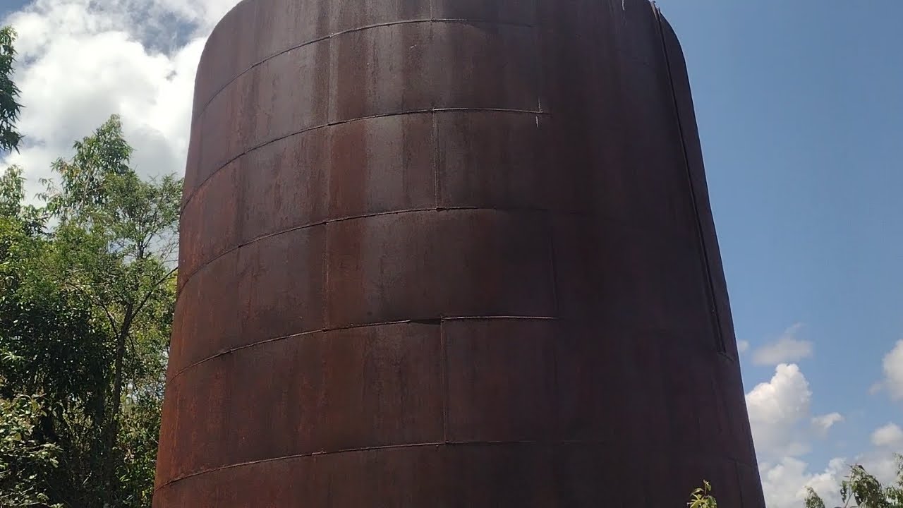 Mostrando Um Tanque Antigo De Destilaria De Cachaça 