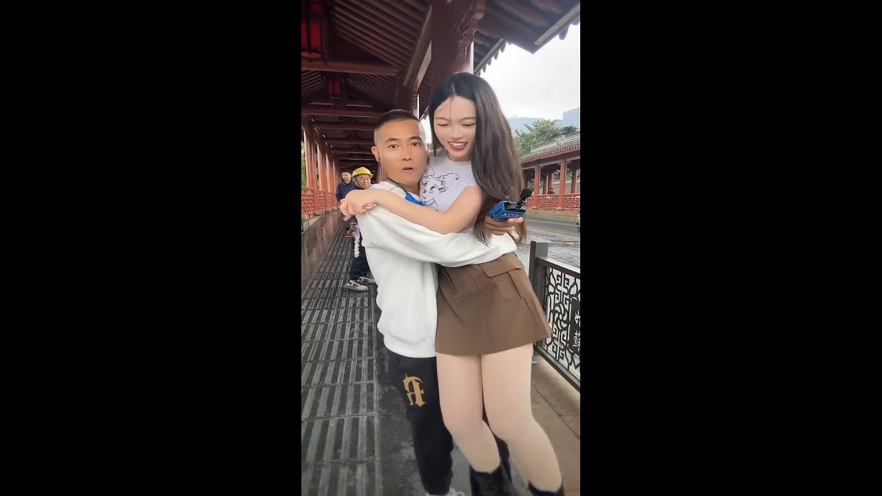 这次给老妹变大型魔术失败，变到一半被揍。