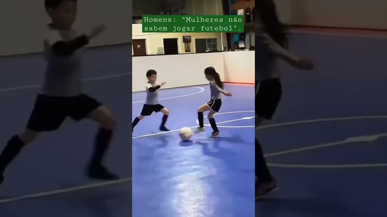 Menina fazendo drible humilhante em seu amigo no futsal 