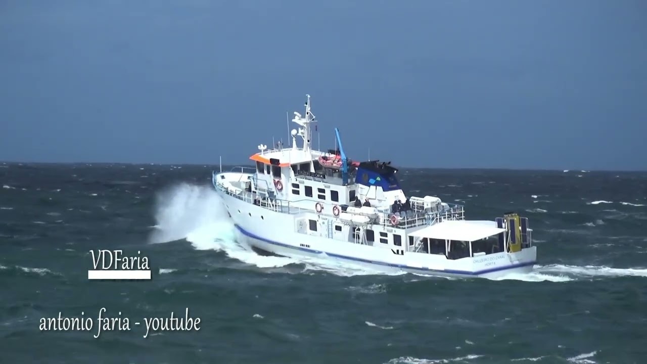Viagem do Cruzeiro no Canal Faial-Pico-Faial Açores