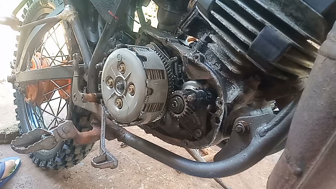 Checking DT125 Clutch housing Nut|EJM VLOG