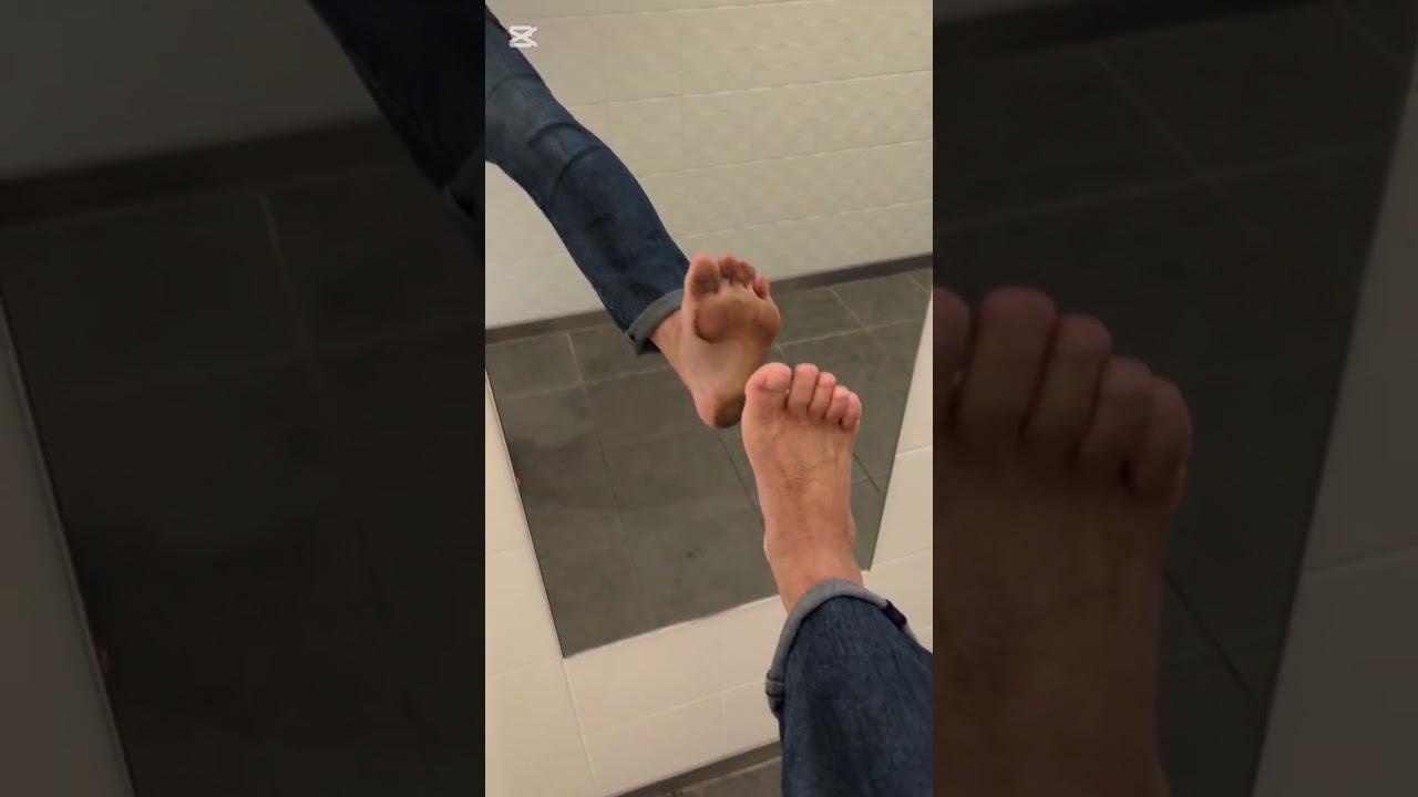 裸足で公衆トイレ23連発　Barefoot in publictoilet 23 consecutive shots