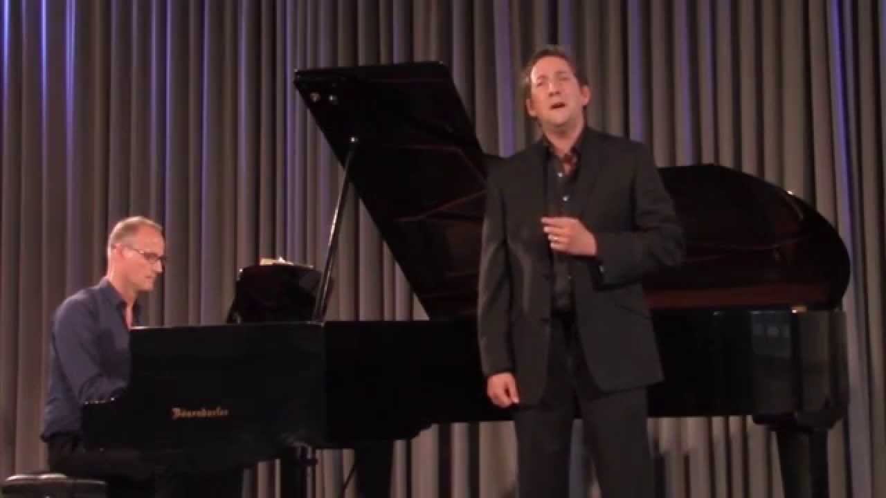 Nicholas Sharratt sings L&eacute;opold's S&eacute;r&eacute;nade 