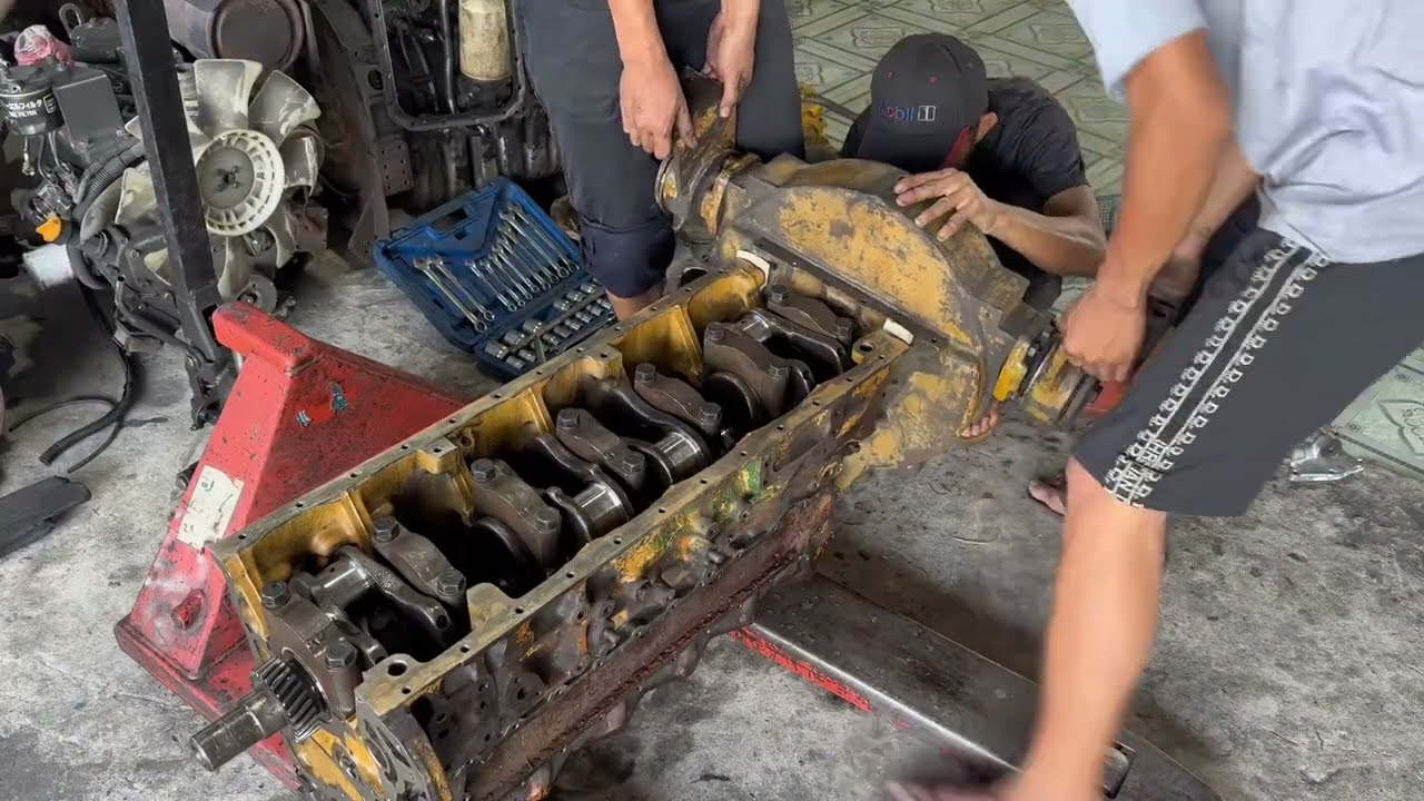 Đại tu động cơ Komatsu 6D110 trên xe cuốc Komatsu PC200