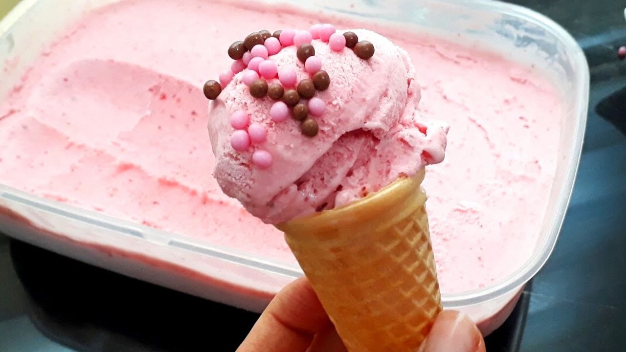 Hoe maak je aardbeien ijs met maar 4 ingrediënten!! || Makkelijke ijs recept zonder een ijsmachine!!