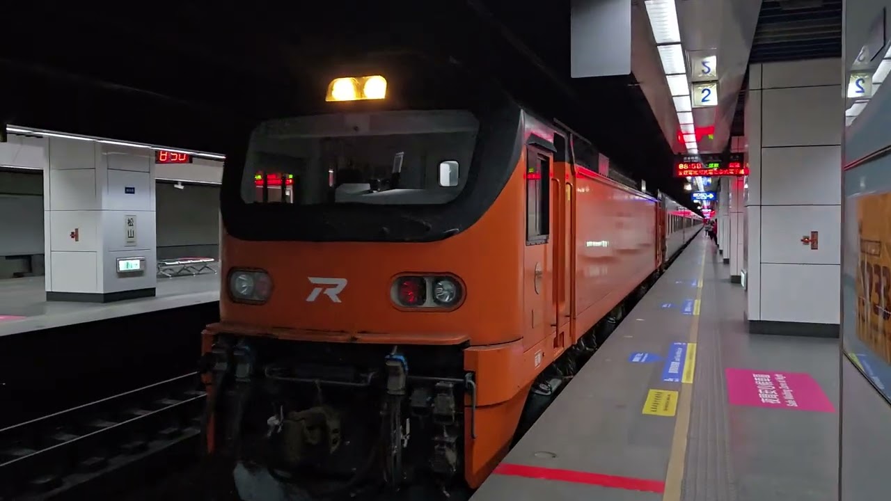 115次基隆發車經由山線開往屏東的E500型鳴日色金光牌雙電力機車頭E505+十二節PP車廂+E501電頭車王推拉式PP自強號