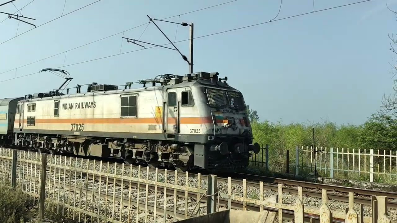 ASHWAMEDH WAP7!! HWHE WAP7 #37025 'Ashwamedh' Rolls Towards PTKC With 12331 Himgiri Express!