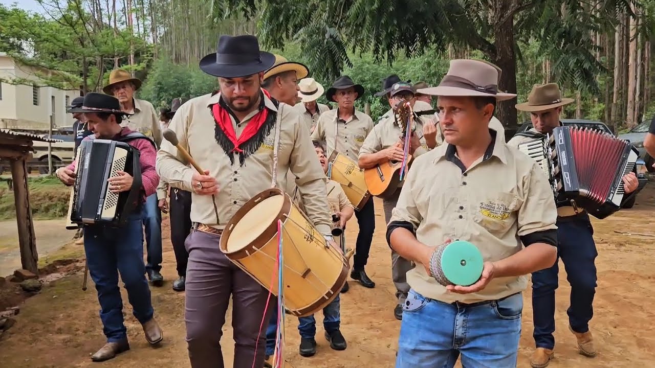 Folia de Reis Estrela de Ouro de Itapecerica-MG, chegada na casa do Sr. Remaclo, em Lucianos.
